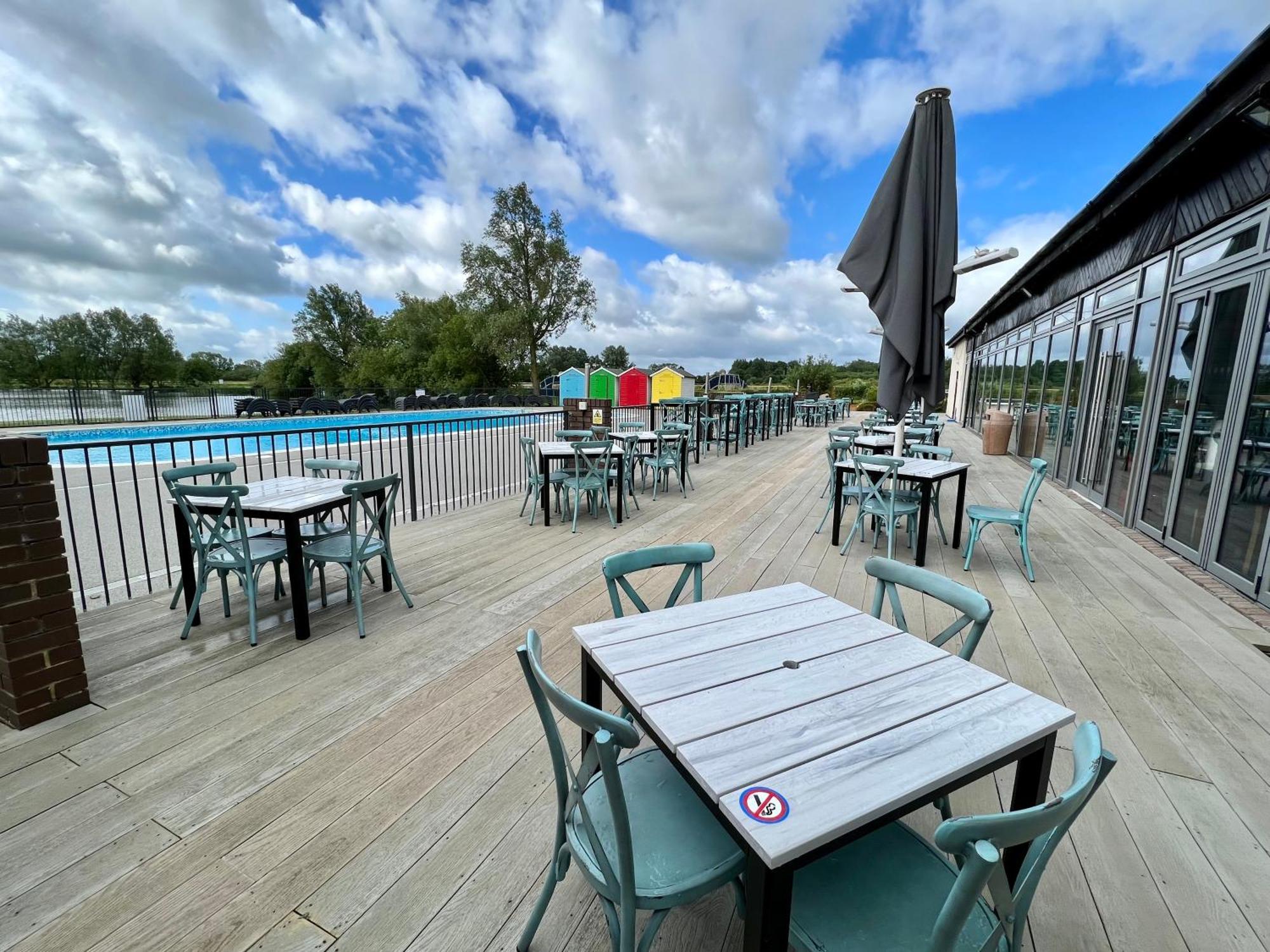 The Boat House, Hot Tub Lodge South Cerney Exterior photo